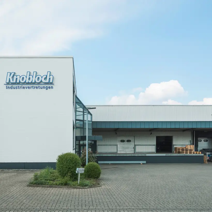 Showroom Ralph Knobloch Industrievertretungen / Gebäude-Außenansicht mit danebenliegendem Verladebereich