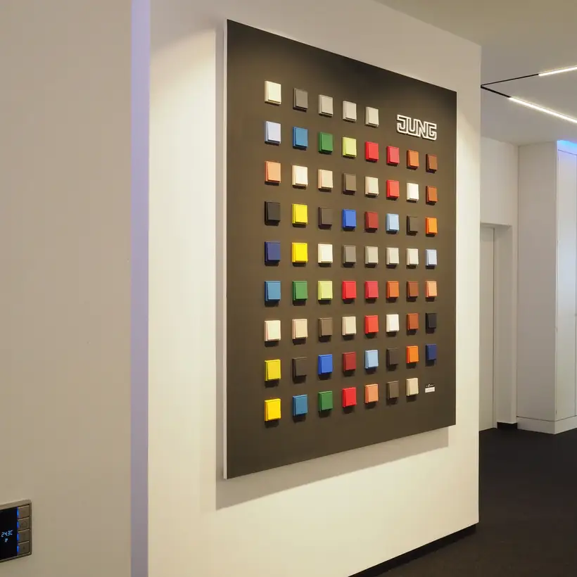 Showroom Bernd Oedekoven GmbH / Flur mit LC-Präsentations-Display und an der Wand montiertem Raumthermostat