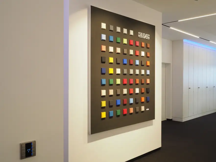 Showroom Bernd Oedekoven GmbH / Flur mit LC-Präsentations-Display und an der Wand montiertem Raumthermostat