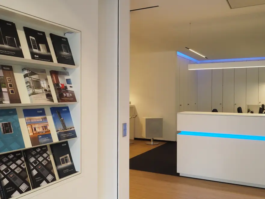 Showroom Bernd Oedekoven GmbH / Empfangsbereich mit Prospektauslage