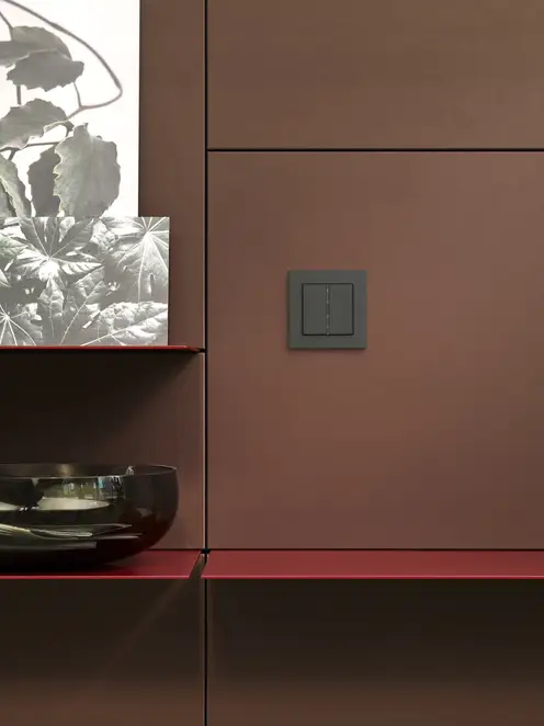 KNX Taster im Programm A550 aus bruchsicherem thermoplast in Anthrazit matt, Raumausschnitt.