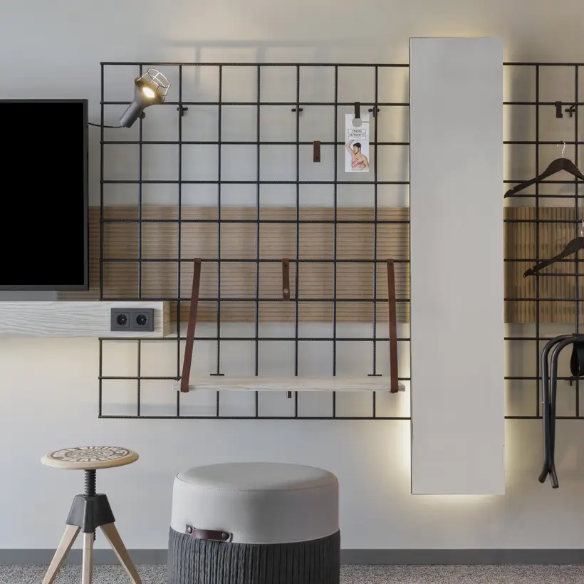 JUNG SCHUKO® Steckdosen im Schalterprogramm A 550 in Anthrazit matt, aus bruchsicherem Thermoplast. Aufgenommen im Referenzobjekt Moxy Kaunas, Lithuania.