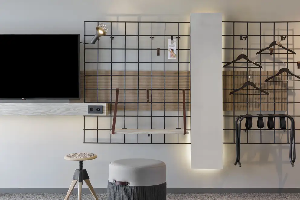 JUNG SCHUKO® Steckdosen im Schalterprogramm A 550 in Anthrazit matt, aus bruchsicherem Thermoplast. Aufgenommen im Referenzobjekt Moxy Kaunas, Lithuania.