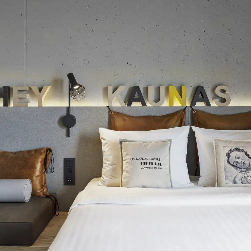 Verschiedene Produkte des Programms A 550 in anthrazit matt, bestehend aus bruchsicherem Thermoplast. Ambienteaufnahme im Moxy Kaunas Center, Lithuania.