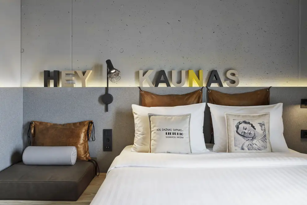 Verschiedene Produkte des Programms A 550 in anthrazit matt, bestehend aus bruchsicherem Thermoplast. Ambienteaufnahme im Moxy Kaunas Center, Lithuania.