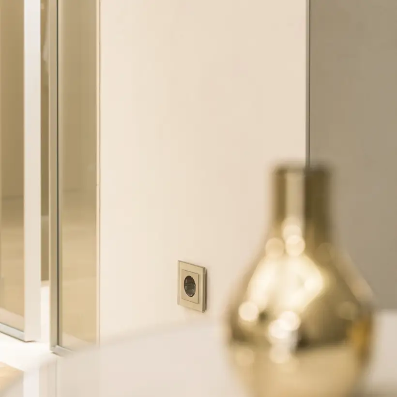 SCHUKO® Steckdose im Programm A Creation aus Glas in Champagner, Ambienteaufnahmen im The Fontenay, Hamburg.