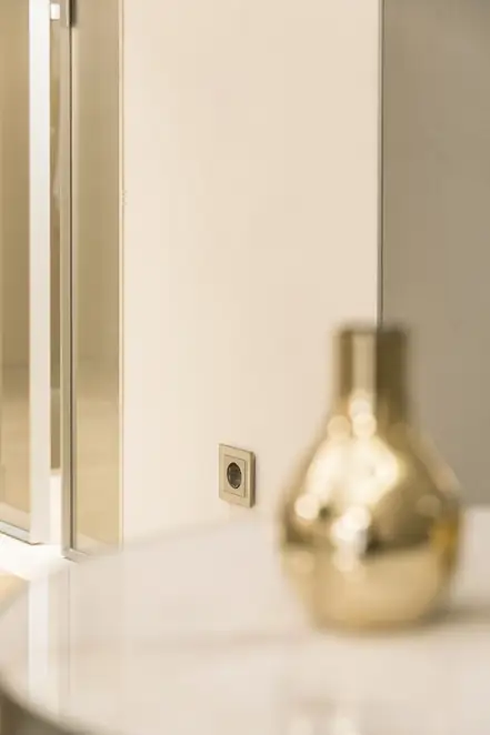 SCHUKO® Steckdose im Programm A Creation aus Glas in Champagner, Ambienteaufnahmen im The Fontenay, Hamburg.