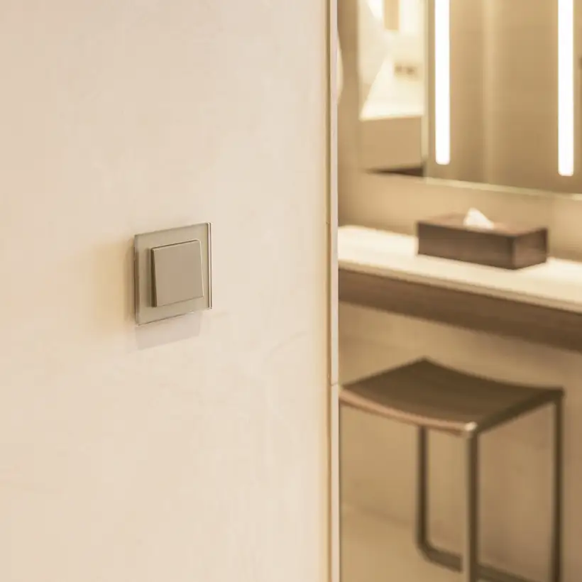 Taster im Programm A Creation aus Glas in Champagner, leicht perspektivisch aufgenommen. Ambienteaufnahme im The Fontenay, Hamburg.