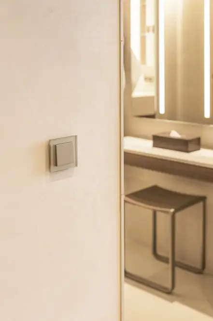 Taster im Programm A Creation aus Glas in Champagner, leicht perspektivisch aufgenommen. Ambienteaufnahme im The Fontenay, Hamburg.