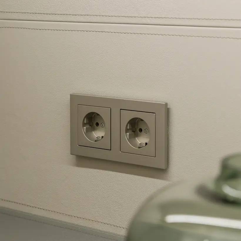 SCHUKO® Steckdosen im Programm A Creation, Detailaufnahme im The Fontenay Hamburg.