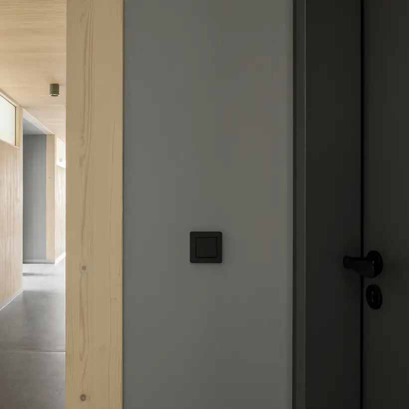 Taster im Programm A FLOW in Graphitschwarz matt, Ambienteaufnahme im Kinder- und Jugenddorf Seckach.