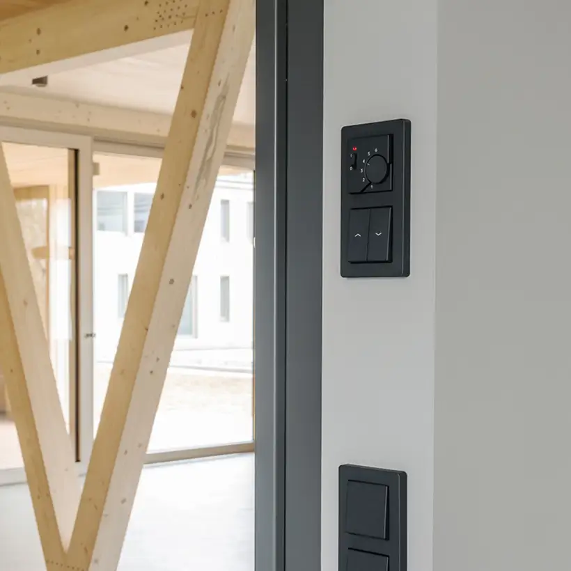 Verschiedene Produkte im Programm A Flow in graphitschwarz matt, Ambienteaufnahme im Kinder- und Jugenddorf Seckach.