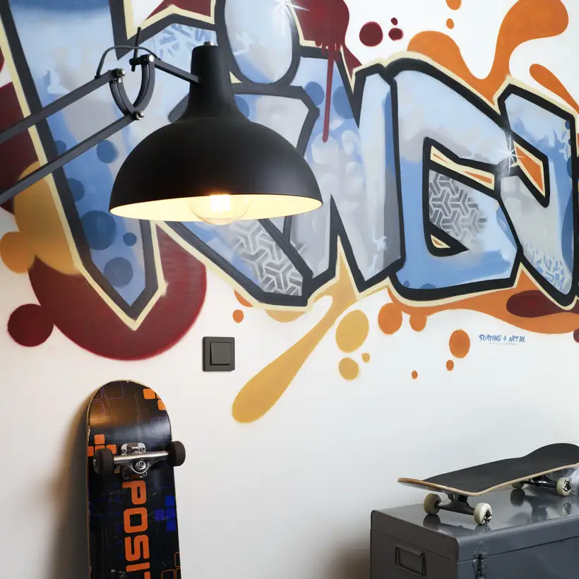 Taster im Programm A Flow in Anthrazit matt, Raumausschnitt eines Jugendzimmers.