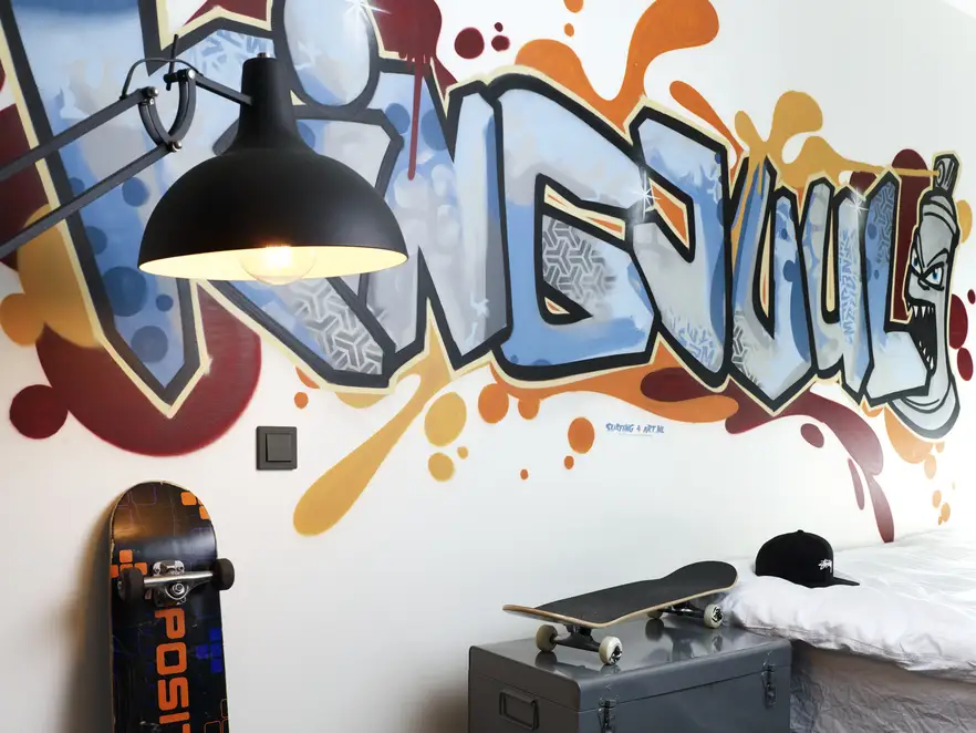 Taster im Programm A Flow in Anthrazit matt, Raumausschnitt eines Jugendzimmers.