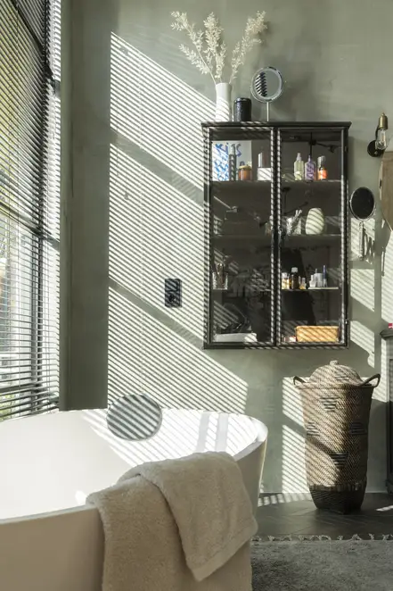 Taster und  SCHUKO® Steckdose im Programm A FLOW in Anthrazit matt, Ambienteaufnahme in einem modernen Badezimmer.