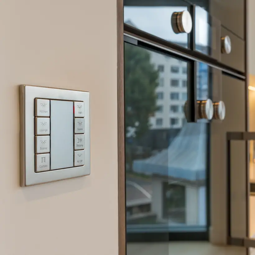 KNX Taster F 50 im Programm LS DESIGN aus Edelstahl, beschriftet mit GRAPHIC TOOL, Chelsea Island London.