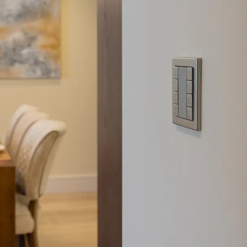 KNX Taster F 50 im Programm LS DESIGN aus Edelstahl, Raumausschnitt mit Essgruppe im Chelsea Island London.