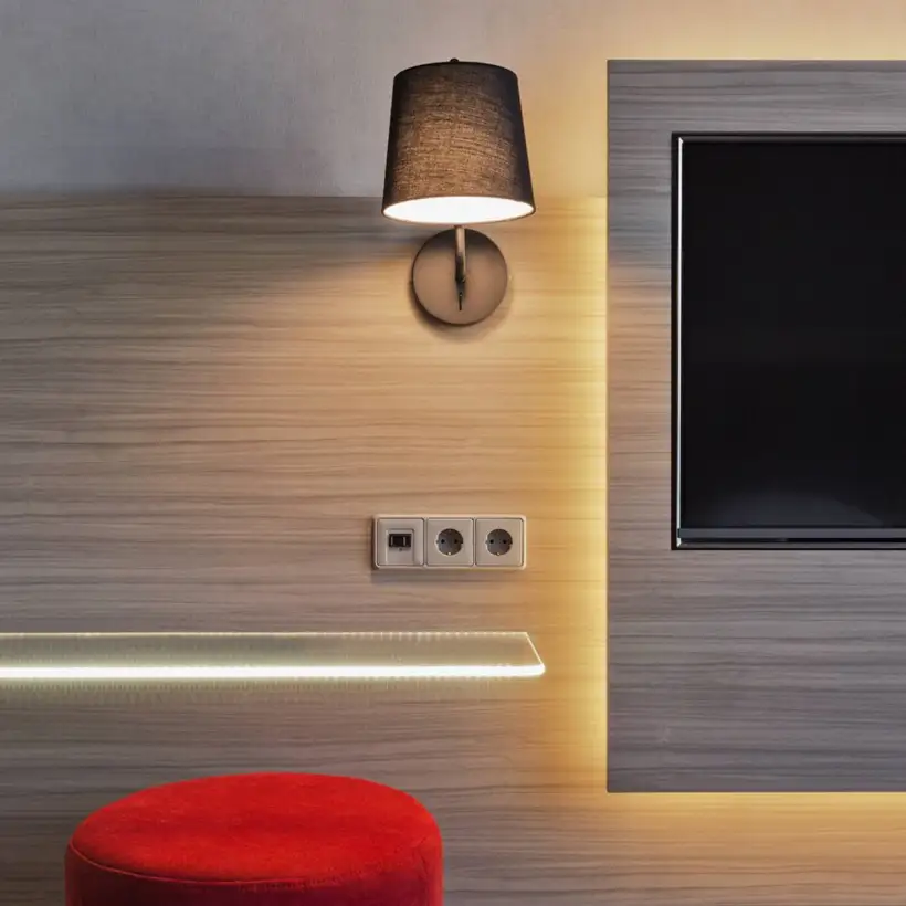 SCHUKO® Steckdosen im Programm CD 500 in Lichtgrau, Ambienteaufnahme in einem Hotelzimmer des MOXY Tbilisi.