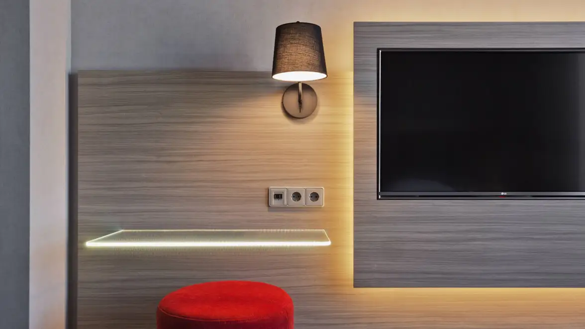 SCHUKO® Steckdosen im Programm CD 500 in Lichtgrau, Ambienteaufnahme in einem Hotelzimmer des MOXY Tbilisi.