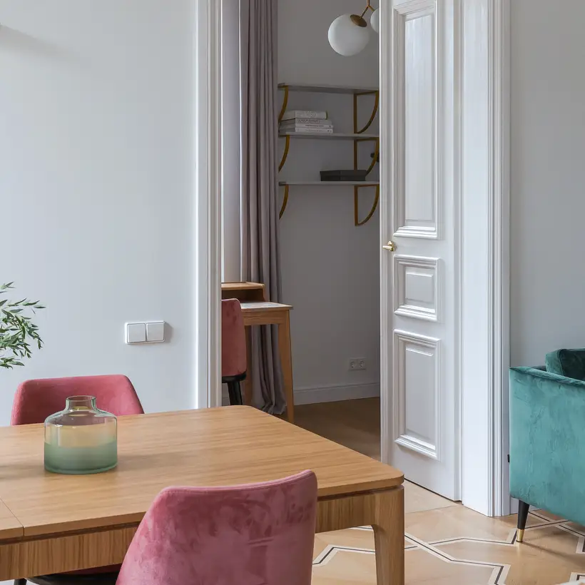 Taster im Programm CD 500 in Alpinweiß, Ambienteaufnahme des Interiors im Referenzobjekt Vilnius.