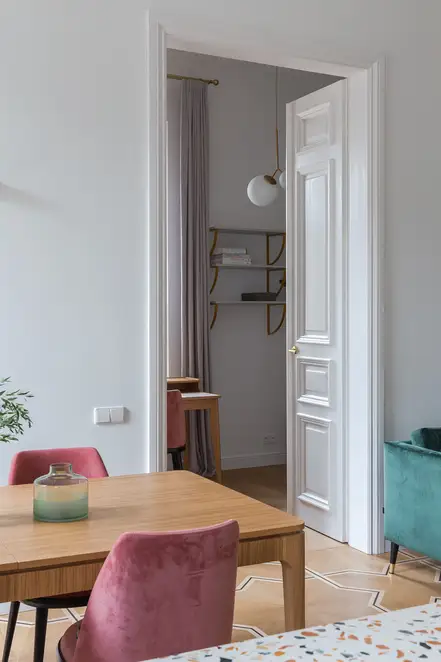 Taster im Programm CD 500 in Alpinweiß, Ambienteaufnahme des Interiors im Referenzobjekt Vilnius.