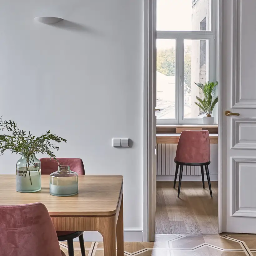 Taster im Programm CD 500 in Alpinweiß, Ambienteaufnahme des Interiors im Referenzobjekt Vilnius.