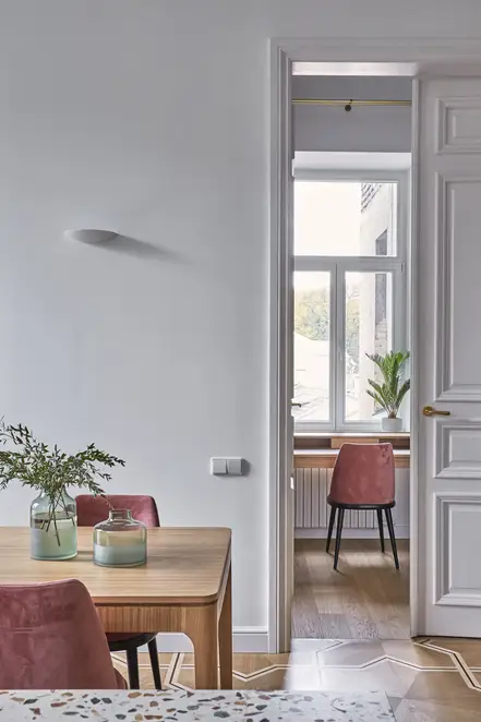 Taster im Programm CD 500 in Alpinweiß, Ambienteaufnahme des Interiors im Referenzobjekt Vilnius.