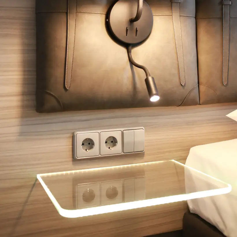 SCHUKO® Steckdosen und Serientaster im Programm CD 500 in Lichtgrau, Ambienteaufnahme in einem Hotelzimmer des MOXY Tbilisi.