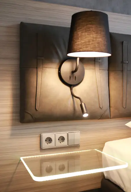 SCHUKO® Steckdosen und Serientaster im Programm CD 500 in Lichtgrau, Ambienteaufnahme in einem Hotelzimmer des MOXY Tbilisi.