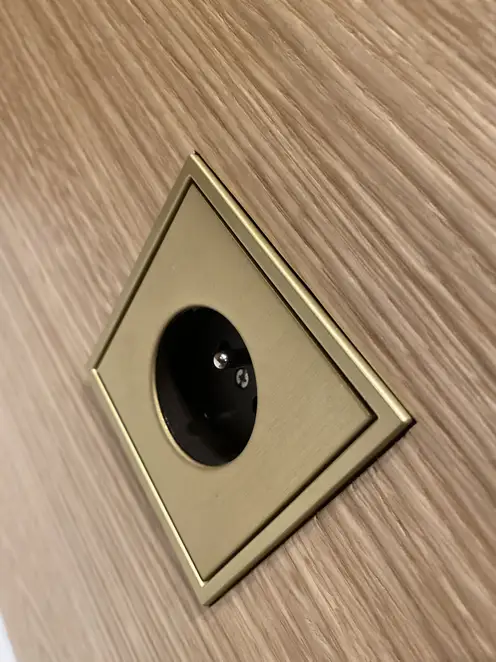 LS ZERO SCHUKO® Steckdose in Messing Classic