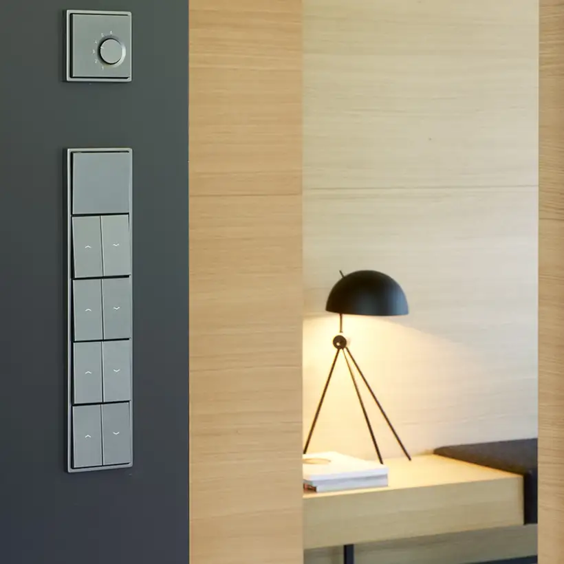 Taster und Raumthermostat im Programm LS 990 in Anthrazit aus Aluminium, Ambienteaufnahme im Haus am Niederrhein.