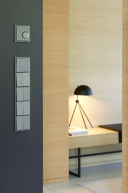 Taster und Raumthermostat im Programm LS 990 in Anthrazit aus Aluminium, Ambienteaufnahme im Haus am Niederrhein.