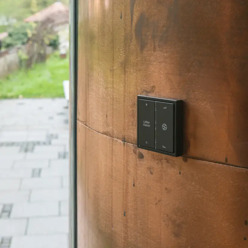 KNX Taster F 40 mit im Programm LS 990 in Anthrazit aus Aluminium, beschriftet mit GRAPHIC TOOL, aufgenommen im Winzerheim Isny im Allgäu Steinwand.