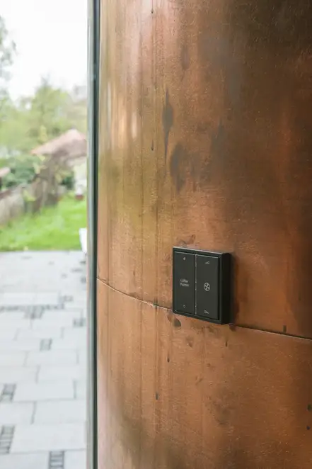 KNX Taster F 40 mit im Programm LS 990 in Anthrazit aus Aluminium, beschriftet mit GRAPHIC TOOL, aufgenommen im Winzerheim Isny im Allgäu Steinwand.