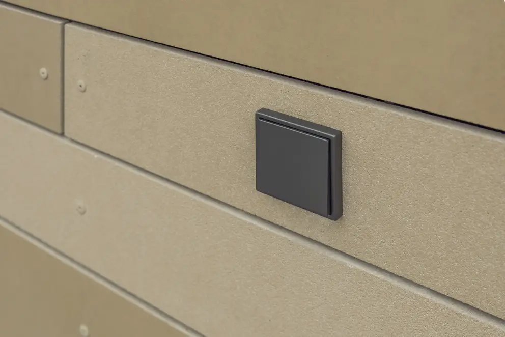 Taster im Programm LS 990 in Anthrazit aus Aluminium, Ausschnitt Außenaufnahme Villa Falgard, Falkenstein.