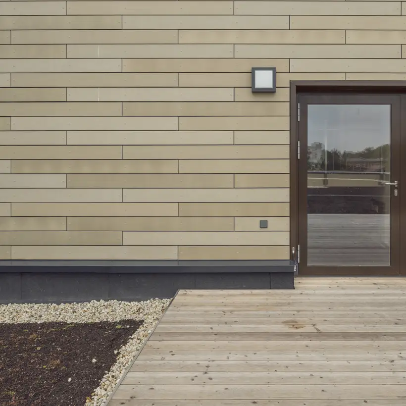 JUNG Produkt im Programm LS 990 in Anthrazit aus Aluminium, Ausschnitt Außenaufnahme Villa Falgard, Falkenstein.