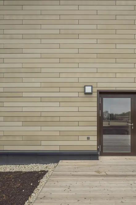 JUNG Produkt im Programm LS 990 in Anthrazit aus Aluminium, Ausschnitt Außenaufnahme Villa Falgard, Falkenstein.