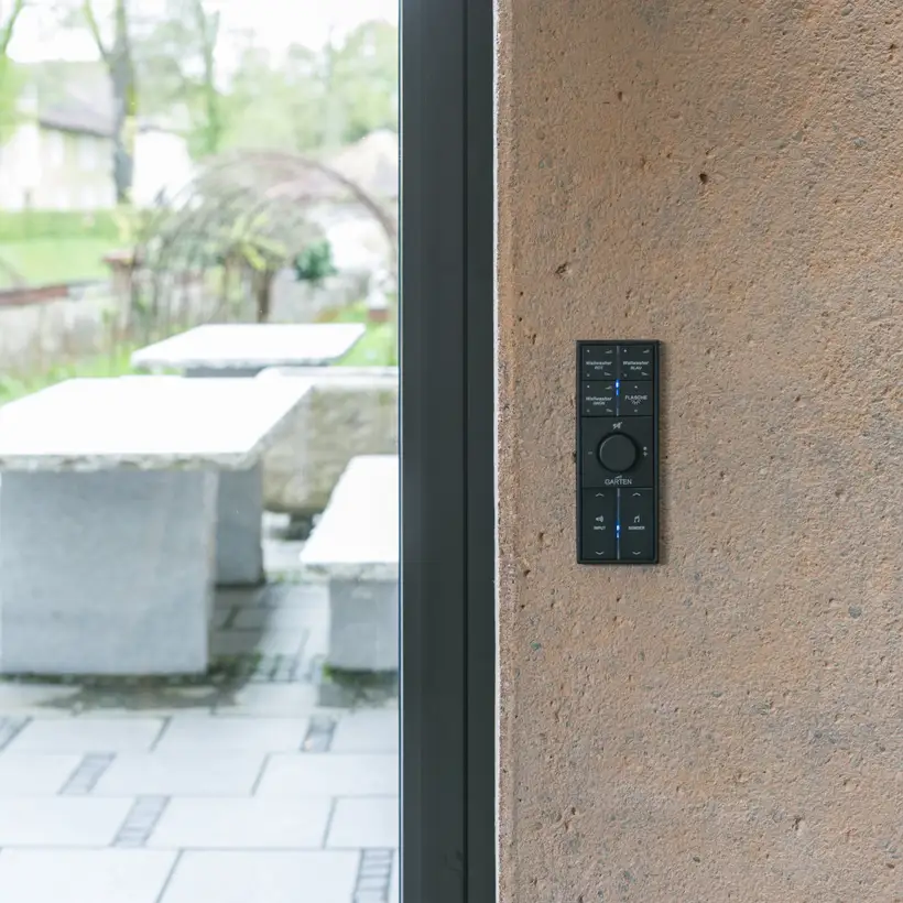 KNX Taster F 40 mit Erweiterungsmodul im Programm LS 990 in Anthrazit aus Aluminium, beschriftet mit GRAPHIC TOOL, aufgenommen im Winzerheim Isny im Allgäu Steinwand.