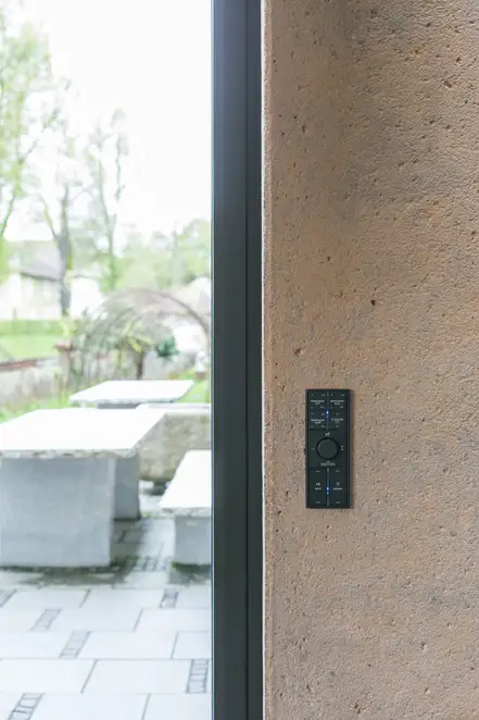 KNX Taster F 40 mit Erweiterungsmodul im Programm LS 990 in Anthrazit aus Aluminium, beschriftet mit GRAPHIC TOOL, aufgenommen im Winzerheim Isny im Allgäu Steinwand.
