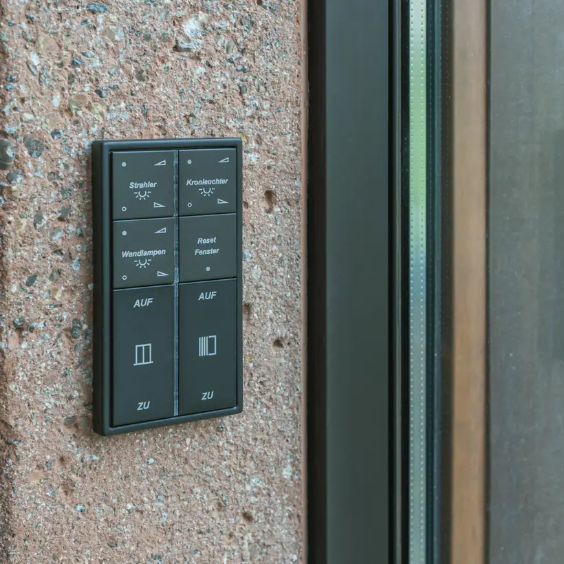 KNX Taster F 40 mit Erweiterungsmodul im Programm LS 990 in Anthrazit aus Aluminium, beschriftet mit GRAPHIC TOOL, aufgenommen im Winzerheim Isny im Allgäu Steinwand.