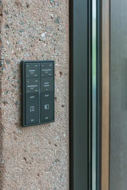 KNX Taster F 40 mit Erweiterungsmodul im Programm LS 990 in Anthrazit aus Aluminium, beschriftet mit GRAPHIC TOOL, aufgenommen im Winzerheim Isny im Allgäu Steinwand.