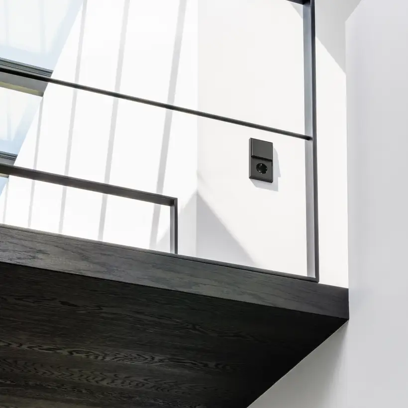 Taster und SCHUKO® Steckdose im Programm LS 990 in Graphitschwarz matt, Ambienteaufnahme in Dordrecht.