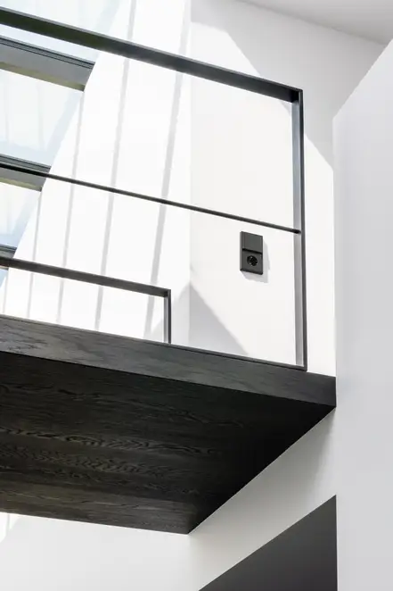 Taster und SCHUKO® Steckdose im Programm LS 990 in Graphitschwarz matt, Ambienteaufnahme in Dordrecht.