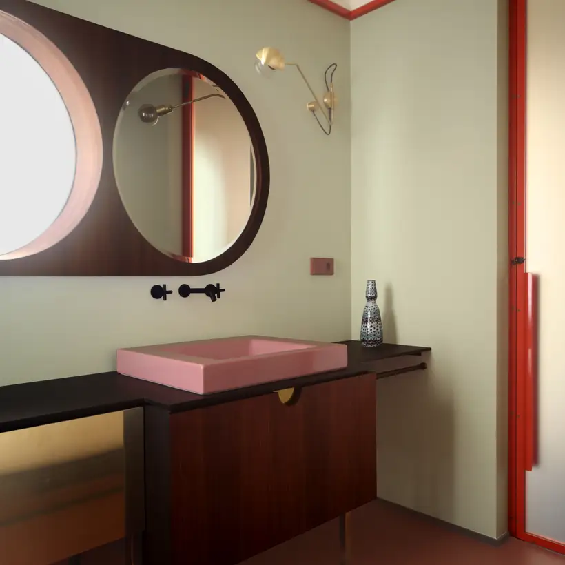 Ambienteaufnahme SCHUKO® Steckdose und Taster im Programm LS 990 in Les Couleurs® Le Corbusier universellem Farbsystem, aufgenommen in einem weiten Raumausschnitt und starker Perspektive, Raumausschnitt mit Waschtisch aus dunklem Holz und einem Waschbecke