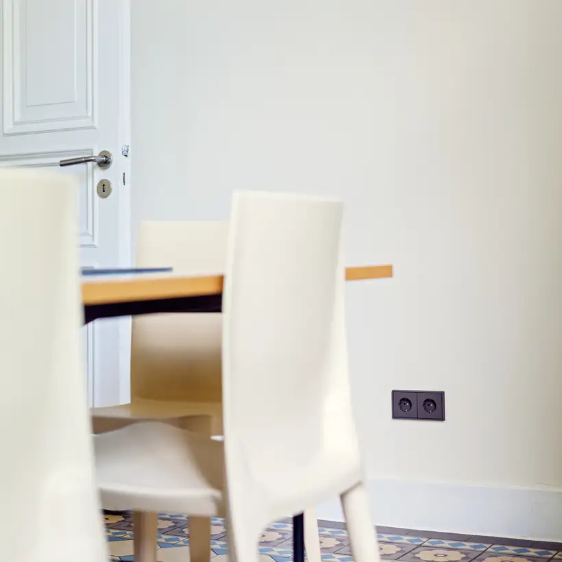 SCHUKO® Steckdosen im Programm LS 990 in Les Couleurs® Le Corbusiers universellem Farbsystem, Ambienteaufnahme in der Stadtvilla Duisburg. Aufgenommen in leichter Perspektive, in einem Esszimmer.