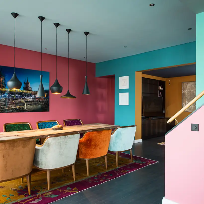 Drehdimmer im Programm LS 990 in Les Couleurs® Le Corbusier universellem Farbsystem, leicht perspektivisch und im Weitwinkel auf einem rosa Treppenaufgang fotografiert. Ambienteaufnahme Le Corbusier Arpartment Bambergerstraße, Berlin.