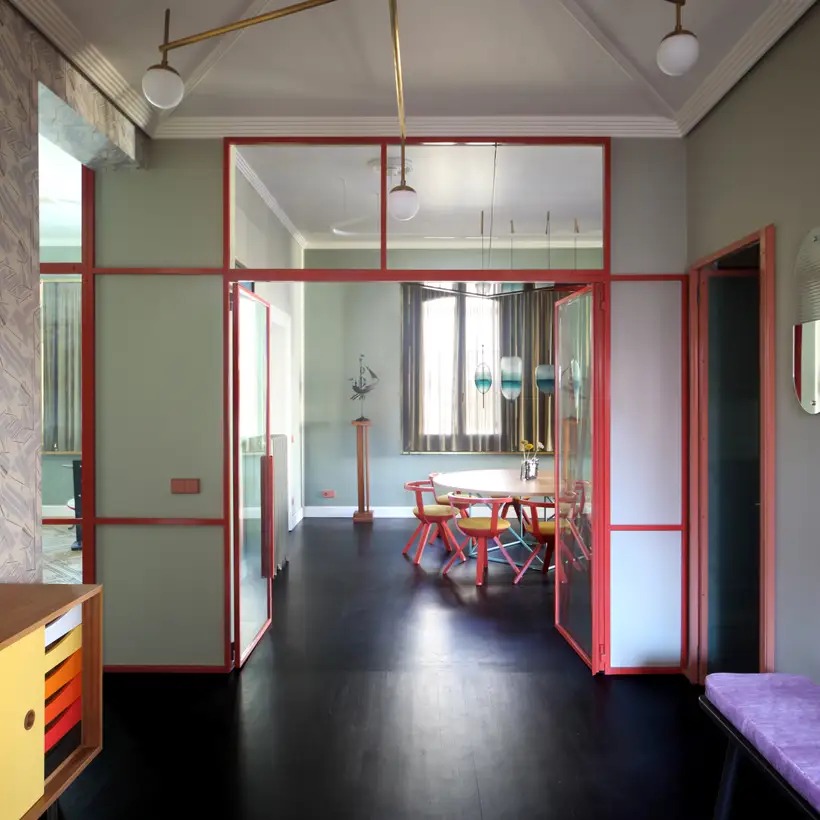 Verschiedene Produkte im Programm LS 990 in Les Couleurs® Le Corbusiers universellem Farbsystem, Ambienteaufnahme Architektonische Neuinterpretation, Venedig.