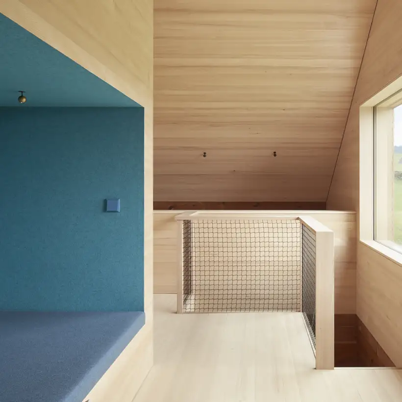 LS 990 Taster in in Les Couleurs® Le Corbusier in 32030 bleu ceruleen 31, fotografiert im Raumausschnitt in einer blauen Nische neben einem Treppenabgang.