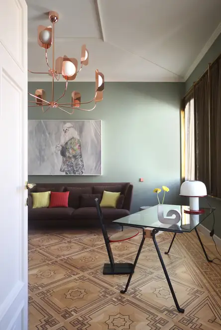  LS 990 Taster in Les Couleurs® Le Corbusiers universelles Farbsystem, Ambienteaufnahme eines Wohnzimmers, architektonische Neuinterpretation, Venedig.