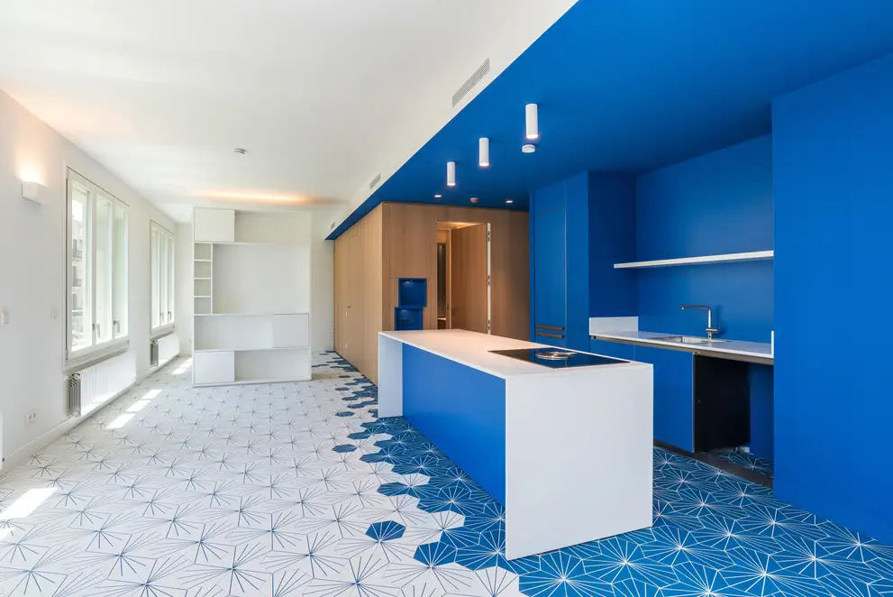 Ambienteaufnahme Referenzobjekt AM 41, Barcelona. Verschiedene Produkte in Les Couleurs® Le Corbusier universellem Farbsystem. Offener Küchenbereich, in weiß, blau und hellem Holz gehalten.